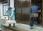 照明器具は外へ運び出して清掃
