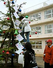 最後にクリスマスカードを下げて完成
