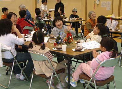 10日行われた三条市大崎公民館「チャレンジ教室」のクリスマス会