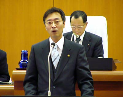 11日開会した三条市の12月定例会で所信表明を行う国定市長