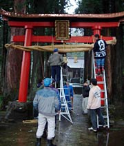 八木神社の鳥居にしめ縄を下げて完成