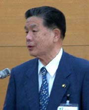 答弁する小林市長