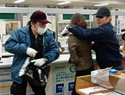 現金を手に逃走を始める犯人役