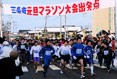 ことしの第1回三条市元旦マラソン大会のスタートシーン