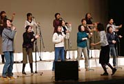 リハーサルから全身を使って歌う出演者
