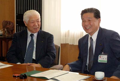 「災害時における物資供給等に関する協定」の調印を終わって笑顔の捧NPO法人コメリ災害対策センター(左)と小林燕市長(右)