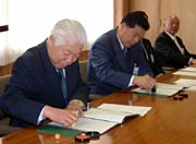 協定書に調印