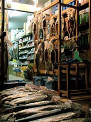 店頭の木枠に下げて寒風干しの塩引きサケ