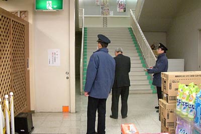 大型店で年末特別警戒を行う三条市消防本部