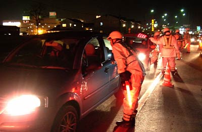 21日夜、燕市井土巻4地内で交通検問を行う燕署員