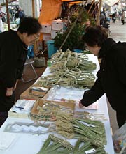 しめ縄を売る店も