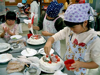 23日、燕市で行われた子ども料理教室のクリスマスケーキ作り