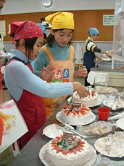 次々とできあがる彩りも鮮やかなオリジナルのクリスマスケーキ