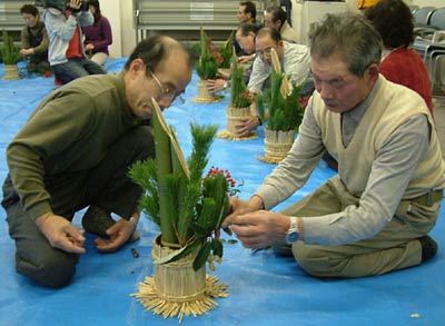23日、三条市農業体験交流センター「サンファーム三条」で行われたミニ門松づくり体験講座、写真右が講師の山倉さん