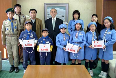 加茂市を通じて赤い羽根共同募金に合わせて8万円余りを寄付したボーイスカウト加茂第1団とガールスカウト新潟第30団
