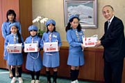 ガールスカウト新潟第30団から募金箱を小池市長へ