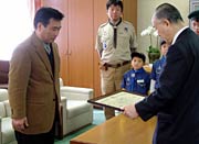 ボーイスカウト加茂第1団への厚労大臣表彰を三浦団委員長(左)に手渡す小池市長(右)