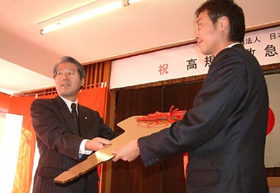 国定市長(右)に三条市に寄付する高規格救急車のゴールデンキーを手渡す伏見洋之日本損害保険協会関東支部新潟損保会会長(左)