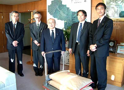 右から国定市長、土田大島電機社長、嵐県議