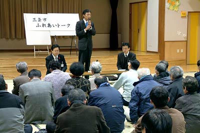 27日あいあい保育所で開かれた皮切りの「ふれあいトーク」
