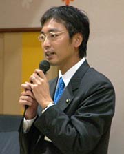 顔を汗で光らせて話す国定市長
