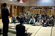ござに座って国定市長の考えを聞く市民