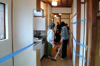 復旧工事が終わり、来年1月5日の使用再開に向けて大掃除が行われた三条市丸井今井邸