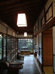 土台を直してゆがんでいた1階の廊下は平らに