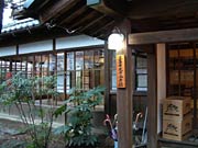 再び明かりのともった正面の玄関