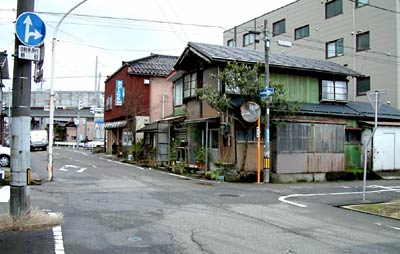 死亡事故のあった三条市林町1地内の交差点、写真奥から普通トラックが直進、野島さんは交差点右側から左方向に進行