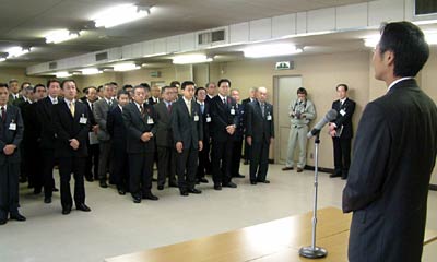 28日、三条市役所本庁舎で国定市長が職員に年末のあいさつ