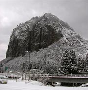 かもしか病院前から雪景色の八木ヶ鼻