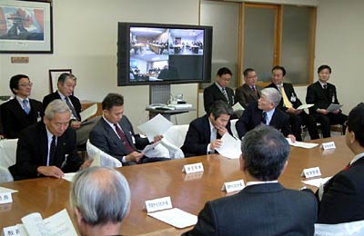 28日、初めてテレビ会議システムを使って行われた三条市の部課長会議