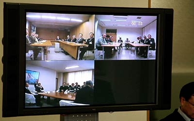 モニターに映しだされた各庁舎の会議会場の映像