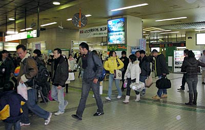 帰省客でにぎわう30日のJR燕三条駅
