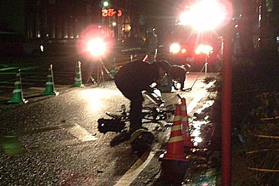 29日夜行われたひき逃げ事件現場での捜査