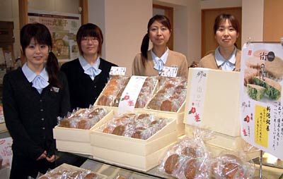 県央3市の花をパッケージデザインにした新作、和風マドレーヌ「街の花」をディスプレーするヤマトヤ本成寺店