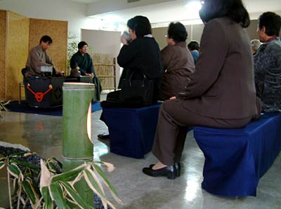 17日、パルムで2で開かれた男子茶遊会の第26回呈茶席