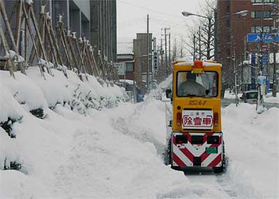7日午後1時12分、三条市役所前の歩道除雪