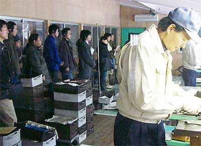 27、28の2日間、開かれている職人塾で(株)マルト長谷川工作所を見学する参加者