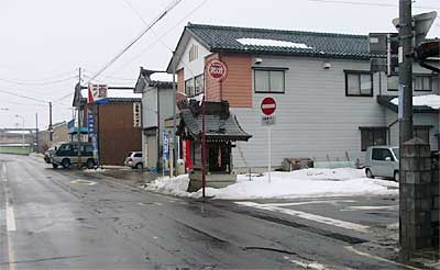 事故のあった交差点、トラックは写真右の道路から奥の嵐川橋方向へ右折した