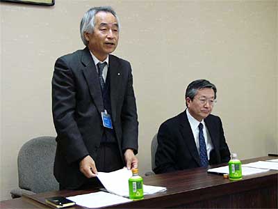 三条商工会議所会員向け特別融資制度の創設で会見する後藤専務理事と並木金融部長