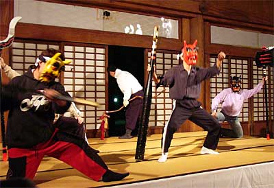 本成寺本堂で毎夜、練習を重ねる本成寺鬼踊り奉賛会