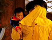 鬼に抱かれて大泣きする子ども