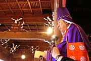 皮切りに豆を投げる椿澤本成寺貫首