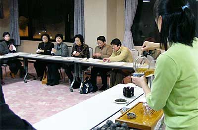 3日開かれた燕商工会議所小売商業部会の「若手・おかみさん懇談会」