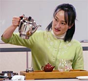 おいしい中国茶の茶のいれ方を実演する「PURE OOLONG」の北川さん