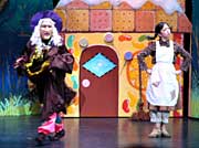 4、5の2日間、三条市中央公民館で開かれた新三条市誕生記念・三条オペラ2006公演で手作りの舞台芸術歌劇「ヘンゼルとグレーテル」