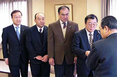 左から燕ロータリークラブの小林次年度会長、小田島社会奉仕委員長、船山幹事、鳥部会長、そして高橋燕市長