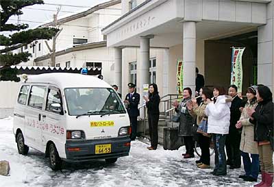 9日行われた青色回転灯の三条市青少年育成センターを装着したパトロール車の出発式